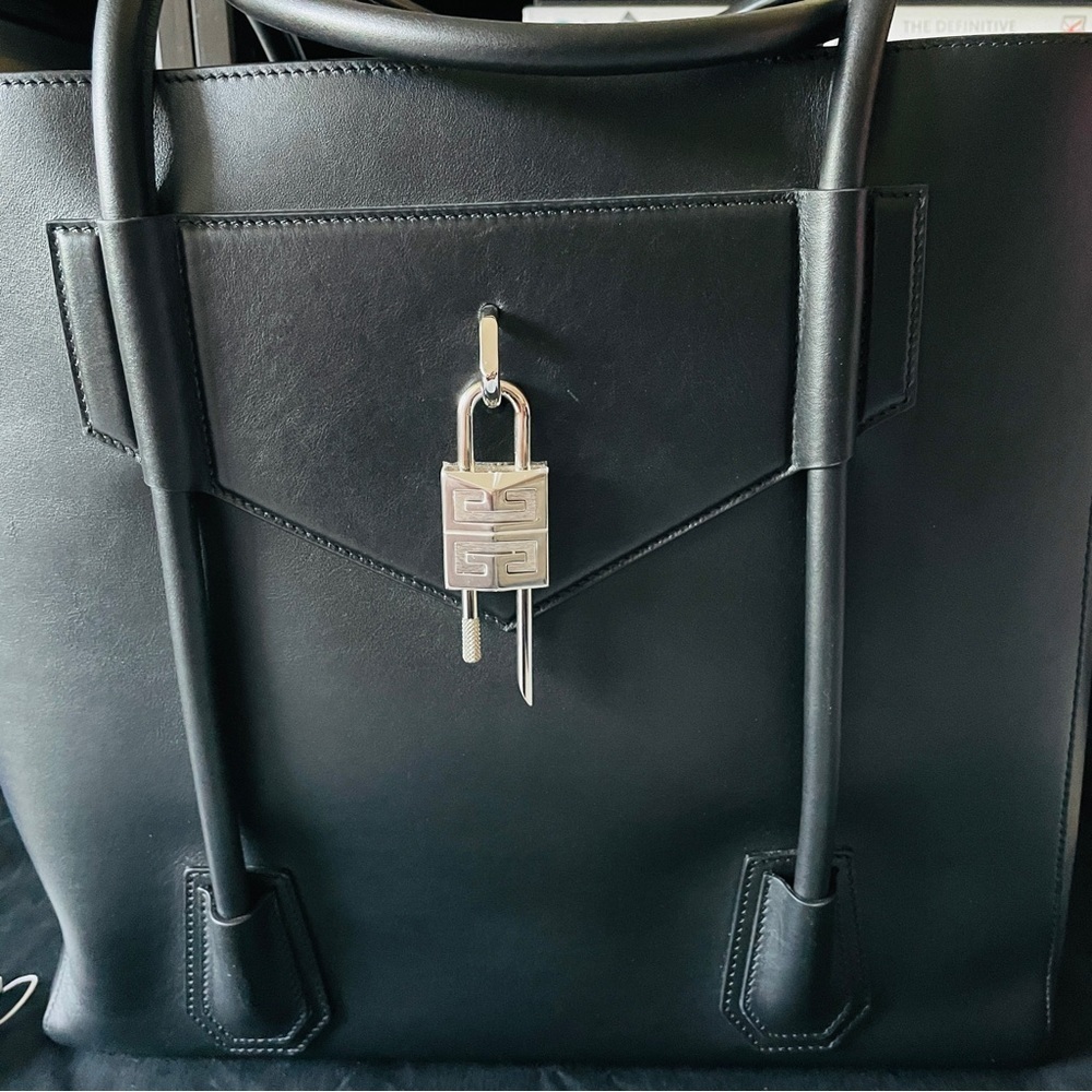 Brand New Givenchy Antigona Lock Soft Calfskin Black Leather Unisex Tote… - Picture 5 of 15
